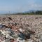 LAUTAN SAMPAH : Kondisi tumpukan sampah yang terjadi di di Pantai Cibutun Desa Sangrawayang dan Pantai Cibuntu Desa Loji Kecamatan Simpenan.(foto : Nandi Radar Sukabumi)