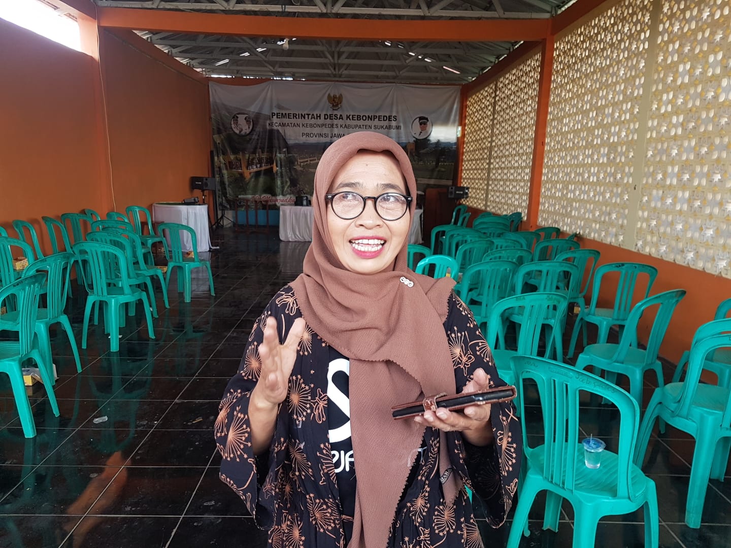 DIWAWANCARAI : Ketua SBMI Jawa Barat, Jejen Nurjanah saat diwawancarai Radar Sukabumi soal jumlah kasus buruh migran di Sukabumi.(FOTO : DENDI RADAR SUKABUMI)