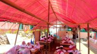 MEMPRIHATINKAN : Puluhan siswa kelas 3 dan kelas 6 di SDN Bantargebang, Kecamatan Bantargadung, terpaksa harus melakukan KBM di halaman sekolah dengan menggunakan tenda darurat.(Radar Sukabumi)