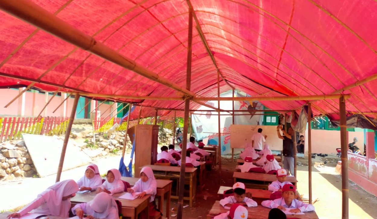 MEMPRIHATINKAN : Puluhan siswa kelas 3 dan kelas 6 di SDN Bantargebang, Kecamatan Bantargadung, terpaksa harus melakukan KBM di halaman sekolah dengan menggunakan tenda darurat.(Radar Sukabumi)