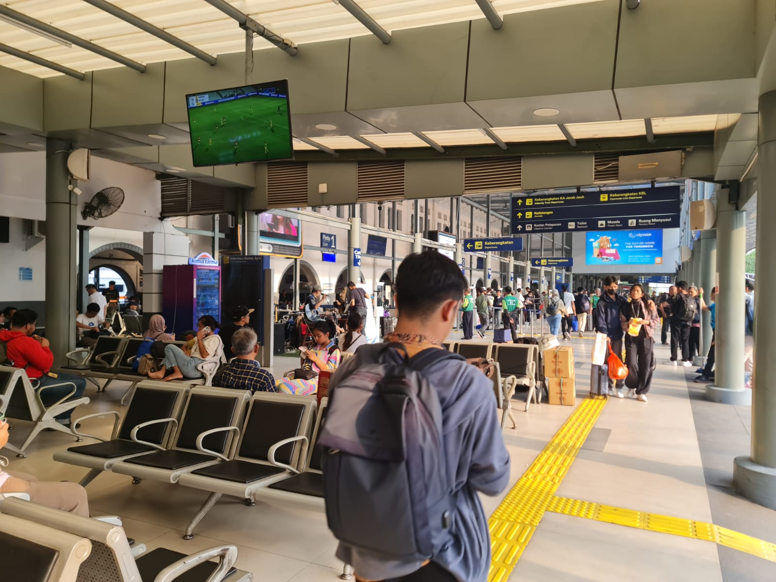 PT KAI Daop 1 Jakarta, Sabtu (28/10/2023) melakukan pengaturan pola keberangkatan kereta api jarak jauh dari Stasiun Gambir ke Stasiun Jatinegara.
