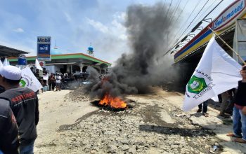 PROTES : Warga Pajampangan saat melakukan aksi unjuk rasa di depan terminal Bojonglopang, Kecamatan Jampangtengah, Kabupaten Sukabumi pada Senin (02/10).