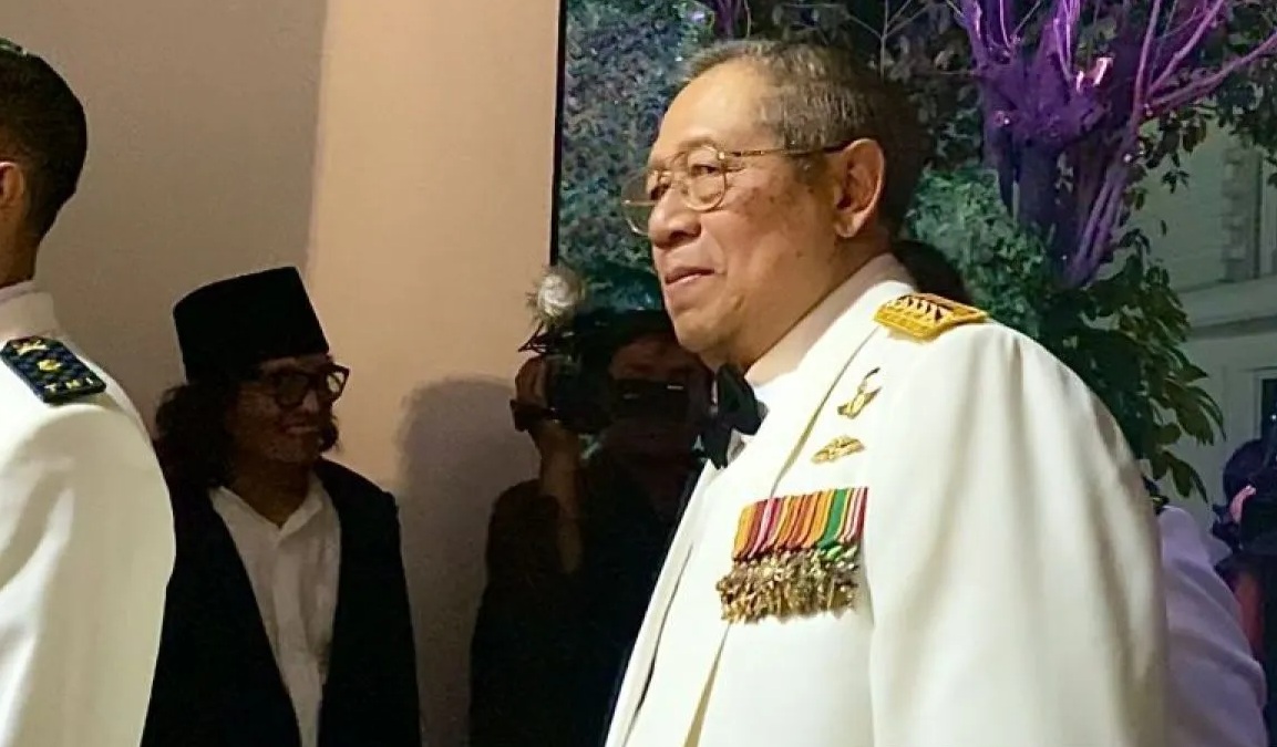 Presiden keenam RI Susilo Bambang Yudhoyono saat menghadiri gala dinner "Dirgahayu TNI 05 Oktober 1946–05 Oktober 2023" di halaman Gedung Kemenhan, Jakarta, Senin (9/10/2023) malam. (Cahya Sari)