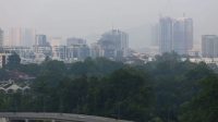 Kabut asap tipis terlihat di Kuala Lumpur, Malaysia, pada 1 Oktober 2023. (Virna P Setyorini)