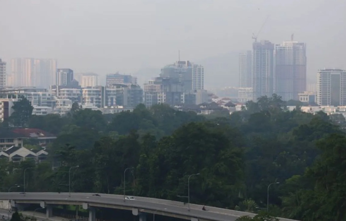 Kabut asap tipis terlihat di Kuala Lumpur, Malaysia, pada 1 Oktober 2023. (Virna P Setyorini)