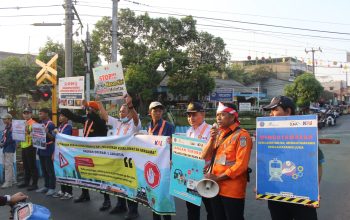 Daop 1 Jakarta berkolaborasi dengan komunitas pencinta kereta api melaksanakan Sosialisasi Keselamatan di Perlintasan Sebidang, di Perlintasan JPL 52 Stasiun Kebayoran, Minggu (29/10). 