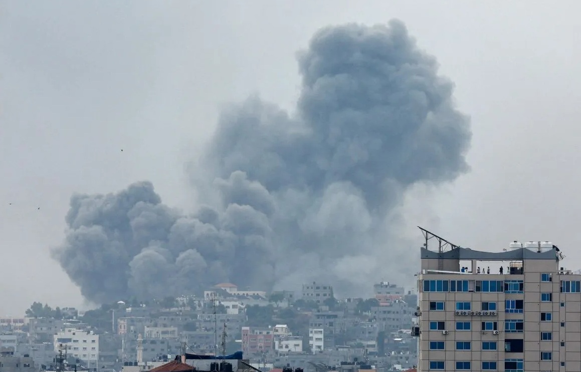 Asap mengepul menyusul serangan Israel di Gaza, Senin (9/10/23). (Reuters-Mohammed Salem)