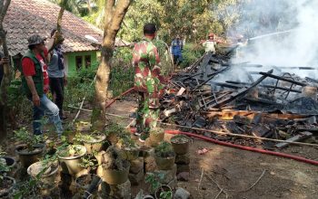 TERBAKAR : Kondisi rumah warga di kampung Cimuncang, Desa Buniwangi, Kecamatan Surade yang ludes terbakar. (FOTO : ISTIMEWA)