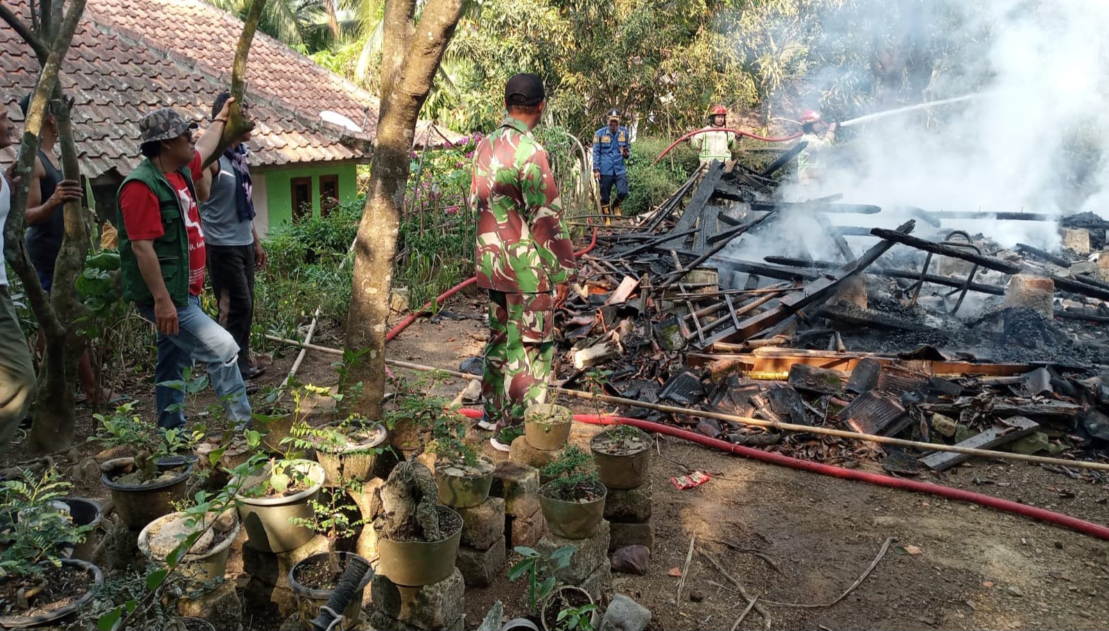 TERBAKAR : Kondisi rumah warga di kampung Cimuncang, Desa Buniwangi, Kecamatan Surade yang ludes terbakar. (FOTO : ISTIMEWA)