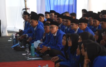 SERIUS : Mahasiswa baru UMMI saat mengikuti Masa Ta'aruf dan Keakraban Universitas Muhammadiyah Sukabumi tahun akademik 2023/2024 di Lapangan Kampus UMMI, Senin (2/10/2023).