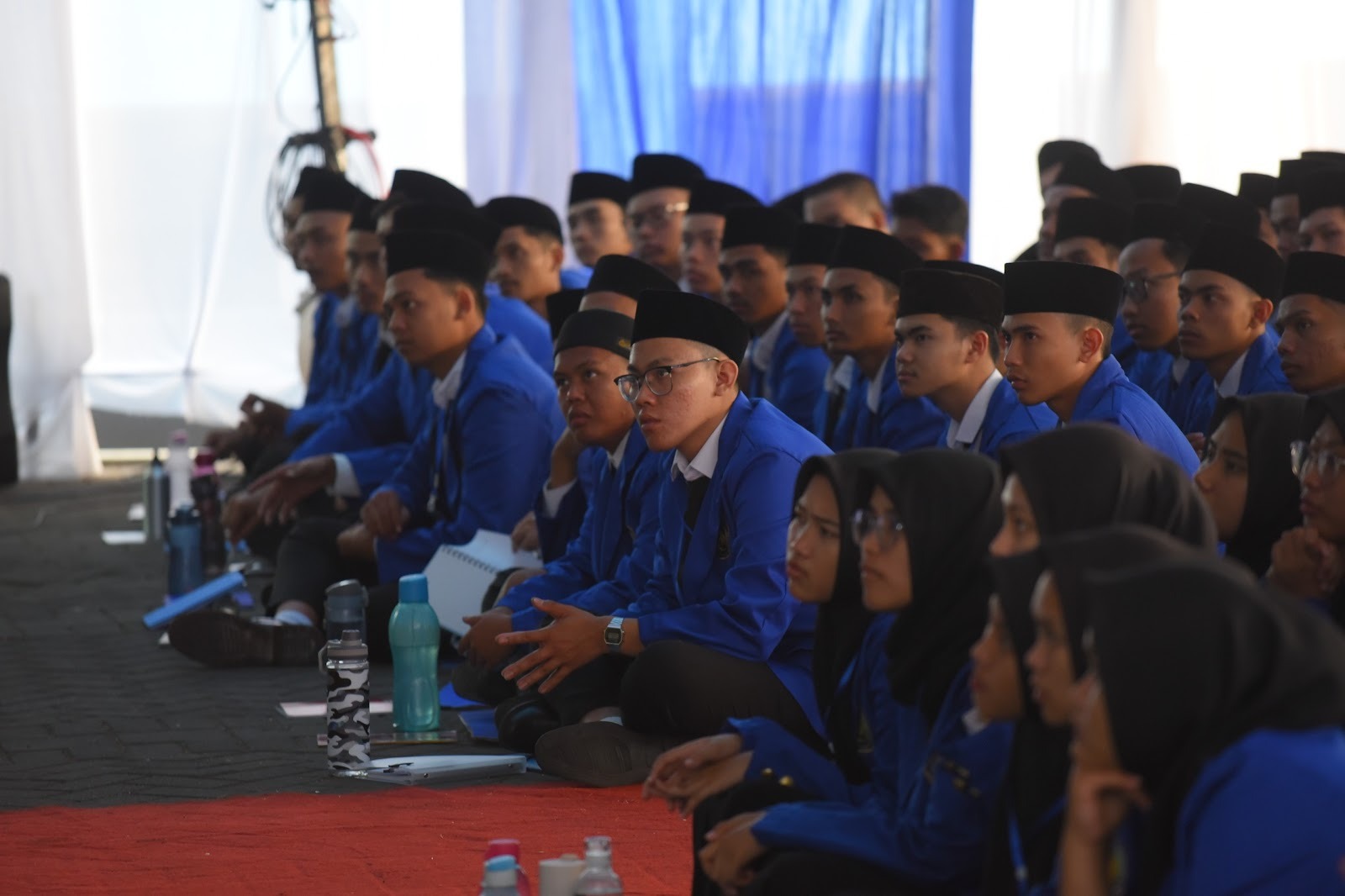 SERIUS : Mahasiswa baru UMMI saat mengikuti Masa Ta'aruf dan Keakraban Universitas Muhammadiyah Sukabumi tahun akademik 2023/2024 di Lapangan Kampus UMMI, Senin (2/10/2023).