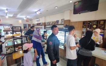 RAMAI : Suasana ramai pengunjung di Amorcakes & Bakery.