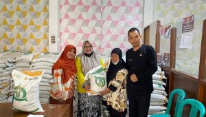 5.016 Warga Kecamatan Warudoyong Sukabumi Terima Bantuan Beras