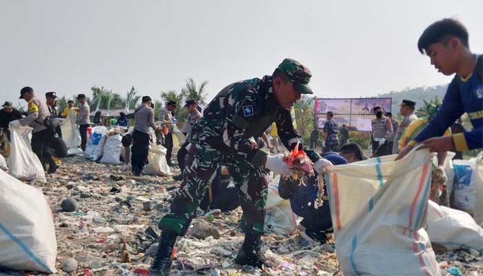 Bersihkan-Pantai-Cibutun-Sukabumi