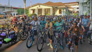 Kelilingi Kota Bogor Ratusan Pesepeda Berpakaian Batik
