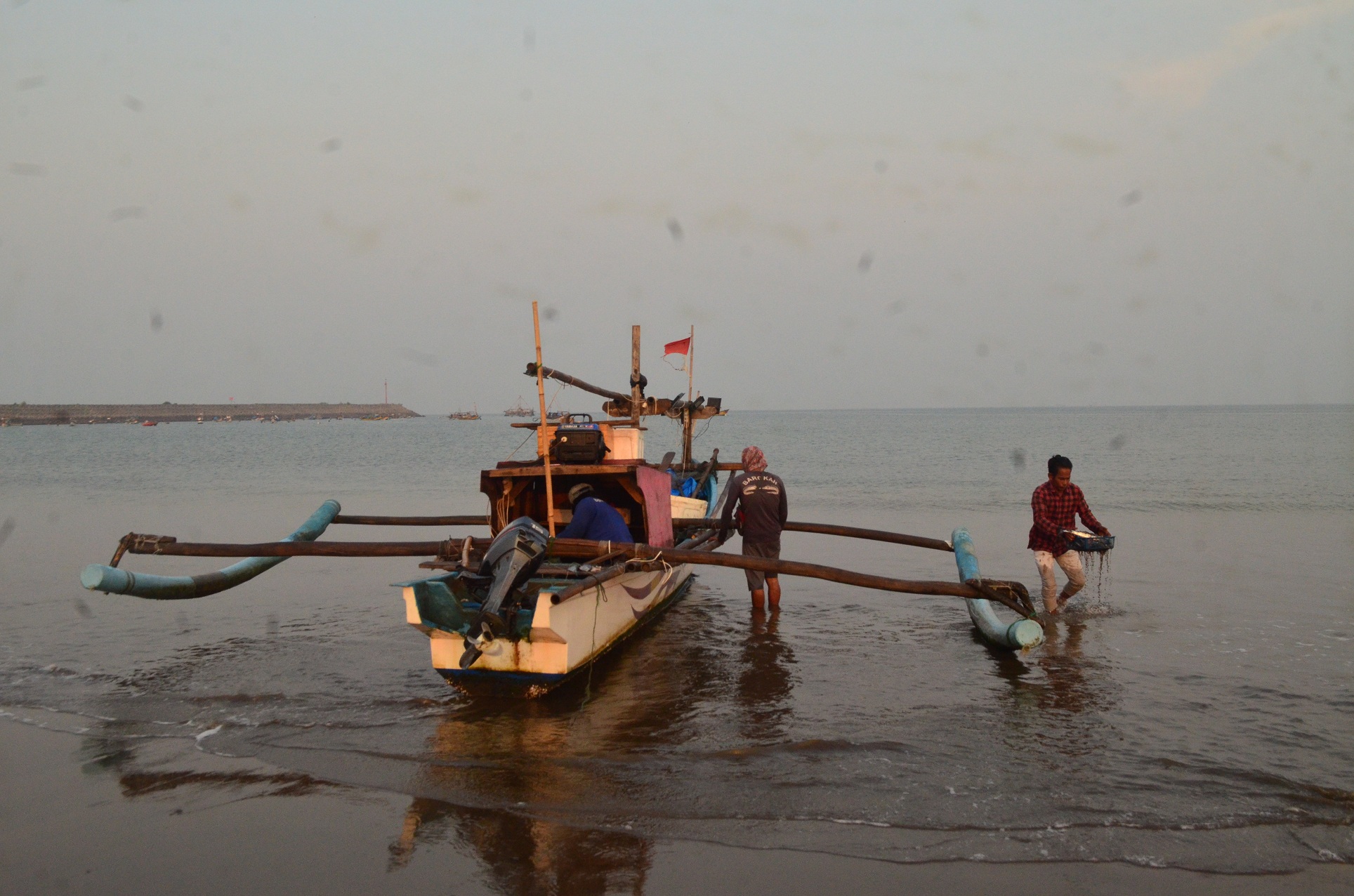 PERGI MELAUT : Nelayan di Desa Cipatuguran Kecamatan Palabuhanratu saat pergi melaut. (Foto : Radar Sukabumi)