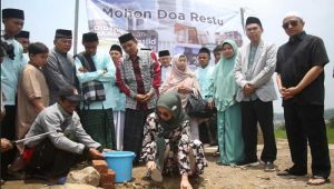 Desy Ratnasari Perduli Pembangunan Masjid Daarut Tarmizi Sukabumi, Donasikan Hartanya Untuk Alm Orang tuanya
