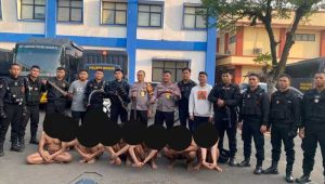 Gangster Bogor Todongkan Sajam ke Polisi, Berulah di Stadion Pakansari