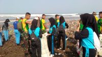 BERSIHKAN SAMPAH : Puluhan siswa SMK Yasipa Terpadu Palabuhanratu saat ikut melakukan pembersihan bersama TNI/Polri dan semua lapisan masyarakat di pantai Cibuntu Desa Loji Kecamatan Simpenan.