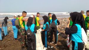 Viral Sampah di Pantai Cibuntu, Murid SMK Yasipa Palabuhanratu Ikut Bantu Bersih-bersih
