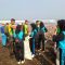 BERSIHKAN SAMPAH : Puluhan siswa SMK Yasipa Terpadu Palabuhanratu saat ikut melakukan pembersihan bersama TNI/Polri dan semua lapisan masyarakat di pantai Cibuntu Desa Loji Kecamatan Simpenan.