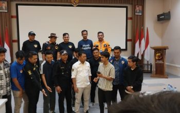 MEDIASI : Suasana saat proses mediasi Pandawara grup dengan karang taruna kecamatan Simpenan, kades Sangrawayang, beserta Ormas, Okp di aula rapat mako polres Sukabumi. (FOTO : NANDI/ RADARSUKABUMI)