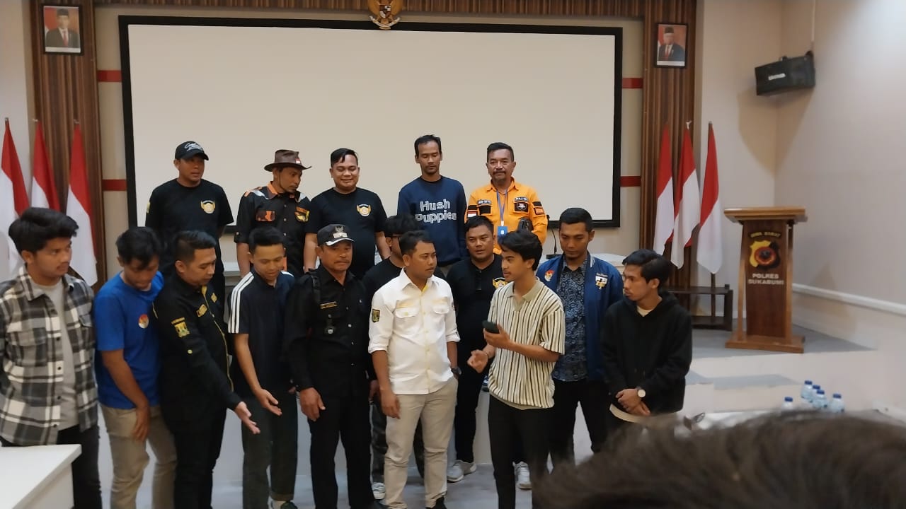 MEDIASI : Suasana saat proses mediasi Pandawara grup dengan karang taruna kecamatan Simpenan, kades Sangrawayang, beserta Ormas, Okp di aula rapat mako polres Sukabumi. (FOTO : NANDI/ RADARSUKABUMI)