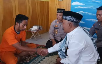 MASUK ISLAM : Tersangka kasus pencurian GA (32) saat menyatakan diri untuk memeluk agama Islam setelah sebelumya menganut agama kepercayaan.