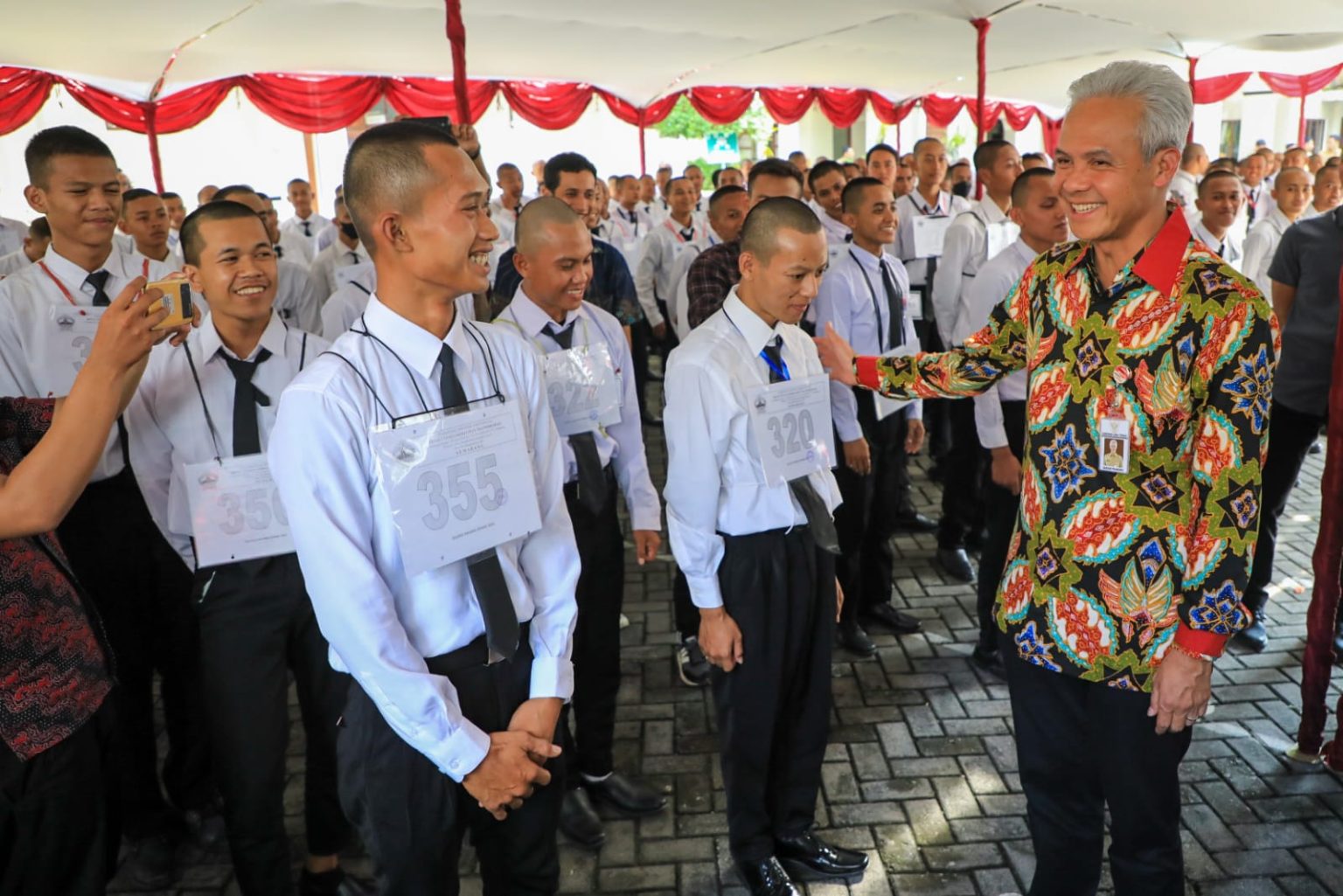 BERI MOTIVASI: Ganjar Pranowo menghadiri pembukaan tes seleksi magang Jepang tahun 2023 di halaman Kantor Disnakertrans Provinsi Jawa Tengah, Senin (12/6) (Foto: Humas Pemprov Jateng)
