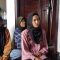 DIWAWANCARAI: Adik korban, Elsa Rahayu (25) saat diwawancarai Radar Sukabumi soal penolakan santunan dari ayah pelaku penganiayaan pada Rabu (11/10). (FOTO: DENDI RADAR SUKABUMI)
