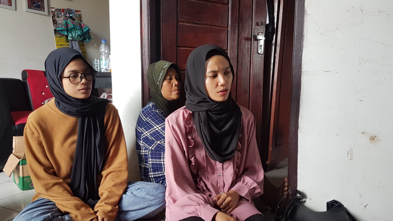 DIWAWANCARAI: Adik korban, Elsa Rahayu (25) saat diwawancarai Radar Sukabumi soal penolakan santunan dari ayah pelaku penganiayaan pada Rabu (11/10). (FOTO: DENDI RADAR SUKABUMI)