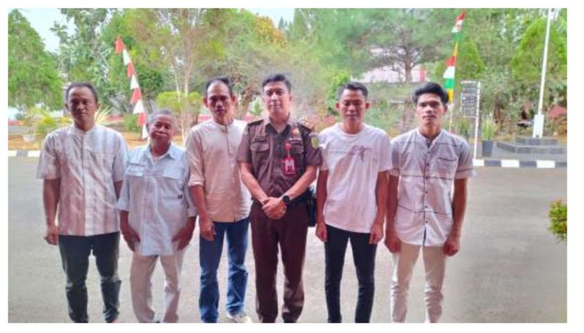 DIEKSEKUSI : Lima terdakwa kasus gurandil di wilayah Kecamatan Simpenan, saat foto bersama dengan JPU Kejaksaan Negeri Kabupaten Sukabumi.(FOTO : UNTUK RADAR SUKABUMI)