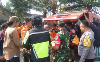 DIEVAKUASI : Tim Sar gabungan saat melakukan evakuasi terhadap jasar korban.(Foto : ist)