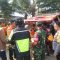 DIEVAKUASI : Tim Sar gabungan saat melakukan evakuasi terhadap jasar korban.(Foto : ist)