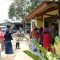 DIPADAMKAN : Warga dan petugas gabungan saat berupaya memadamkan api yang membakar rumah di Kampung Pasir Doton, RT 02/RW 01, Desa Pasir Doton, Kecamatan Cidahu, Kabupaten Sukabumi, pada Rabu (18/10) siang.(FOTO : UNTUK RADAR SUKABUMI)