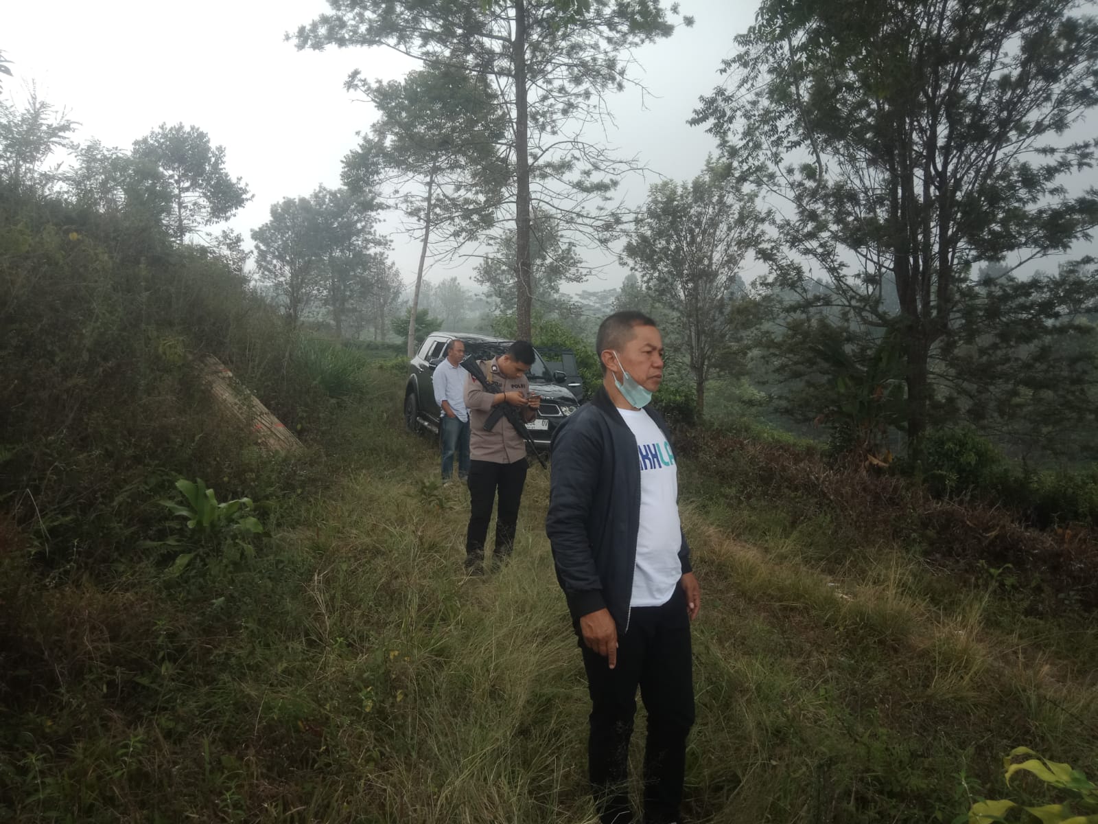 BERJAGA-JAGA : Sejumlah penggarap lahan saat koordinasi dengan anggota Brimob di Afdeling Goalpara, tepatnya di Blok Baru Ajol, Desa Sudajaya Girang, Kecamatan Sukabumi, Kabupaten Sukabumi.(Foto : Ist)