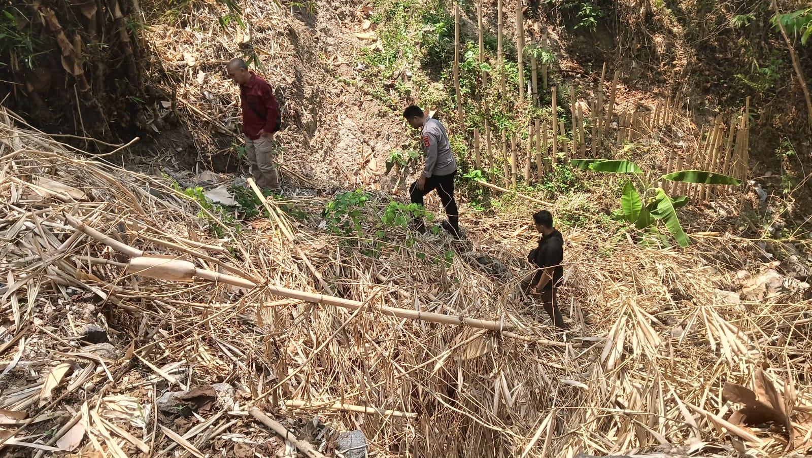 PENGECEKAN : Jajaran Satreskrim Polres Sukabumi saat cek ulang TKP penemuan jasad mayat perempuan di kampung Pasir Randu, desa Pasirbaru, kecamatan Cisolok, Kabupaten Sukabumi.(FOTO : NANDI/ RADARSUKABUMI)