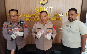 DIAMANKAN : Kapolsek Kadudampit, Iptu Awan Kurniawan saat menunjukan gepokan upal di dalam peti pada Kamis (19/10) siang.(FOTO : DENDI RADAR SUKABUMI)
