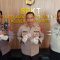 DIAMANKAN : Kapolsek Kadudampit, Iptu Awan Kurniawan saat menunjukan gepokan upal di dalam peti pada Kamis (19/10) siang.(FOTO : DENDI RADAR SUKABUMI)