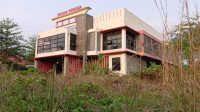 MANGKRAK: Bangunan gedung graha pemuda di Cangehgar, kelurahan/ Kecamatan Palabuhanratu, Kabupaten Sukabumi. (FOTO : NANDI/ RADARSUKABUMI)