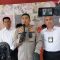 MENUNJUKAN : Kapolres Sukabumi AKBP Maruly Pardede saat menunjukan barang bukti.(FOTO : NANDI/ RADARSUKABUMI)
