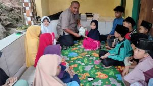 Hari Santri Nasional, Paguris Sukabumi Bagikan Puluhan Alquran di Pelosok Cikakak