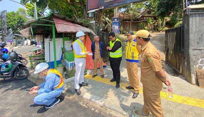 Petugas DPUTR Kota Sukabumi