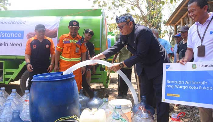 Pj-Wali-Kota-Sukabumi Salurkan Air Bersih