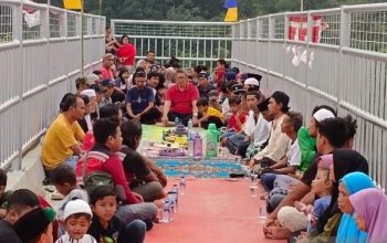 warga bersama pihak kontraktor telah berkumpul bersama yang juga dihadirinya sebagai bentuk rasa syukur, karena akses warga ke Jalan Raya Cipaku kembali mudah.