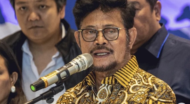Menteri Pertanian Syahrul Yasin Limpo didampingi jajaran pengurus partai memberikan keterangan pers di Kantor DPP Partai NasDem, Jakarta, Kamis (5/10/2023).