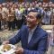 Menko Kemaritiman dan Investasi Luhut Binsar Pandjaitan memberikan kue ulang tahun kepada tamu yang hadir dalam acara peringatan hari ulang tahunnya di Jakarta, Kamis (28/9/2023).