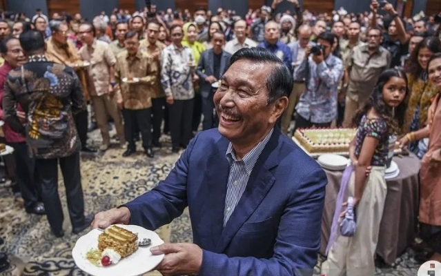 Menko Kemaritiman dan Investasi Luhut Binsar Pandjaitan memberikan kue ulang tahun kepada tamu yang hadir dalam acara peringatan hari ulang tahunnya di Jakarta, Kamis (28/9/2023).