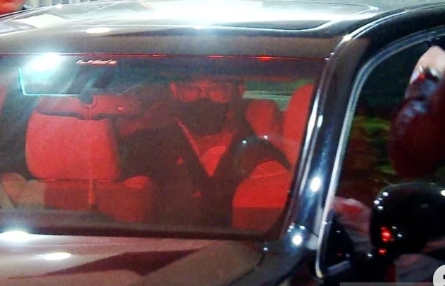 Mantan Menteri Pertanian Syahrul Yasin Limpo berada dalam mobil bersiap meninggalkan kediaman orang tuanya usai membesuk ibunya yang sedang sakit di Jalan Haji Bau Makassar, Sulawesi Selatan, Rabu (11/10/2023) malam. (Darwin Fatir)