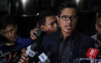 Kuasa hukum mantan Menteri Pertanian Syahrul Yasin Limpo, Febri Diansyah menjawab pertanyaan wartawan saat tiba di Gedung KPK, Jakarta, Kamis (12/10/2023).